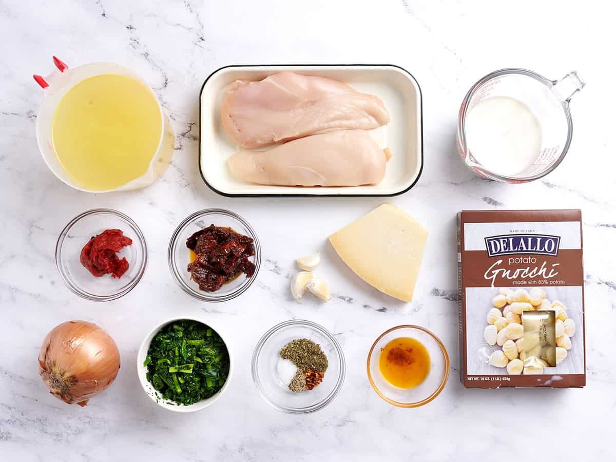 Ingredients to make marry me chicken soup.