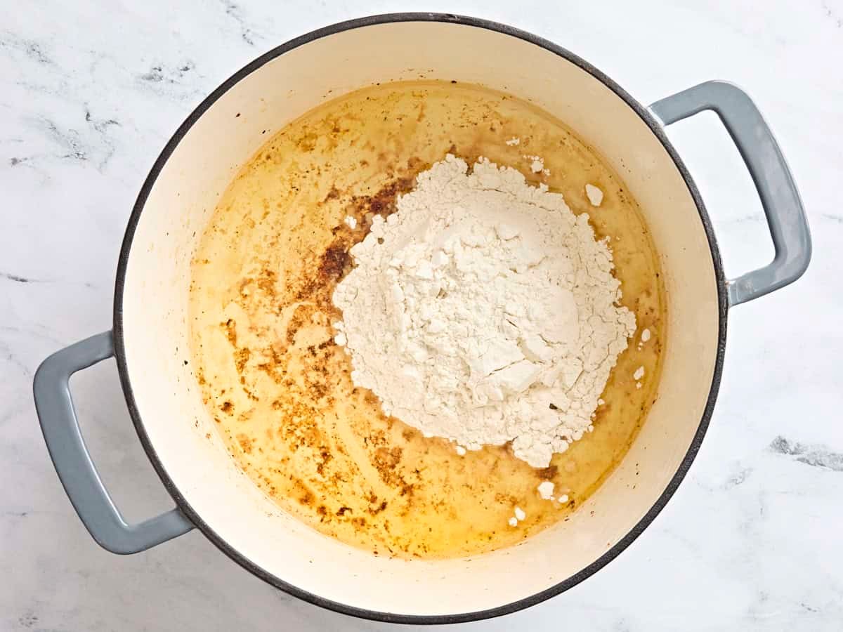 Oil and flour in a pot.